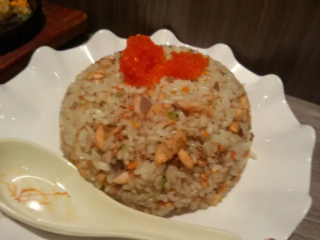三文魚蟹子炒飯 ($54)