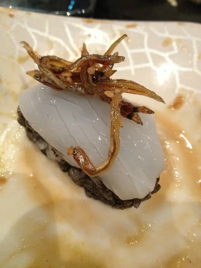 罕有見到墨魚壽司有墨汁壽司飯,仲有魚仔增加口感