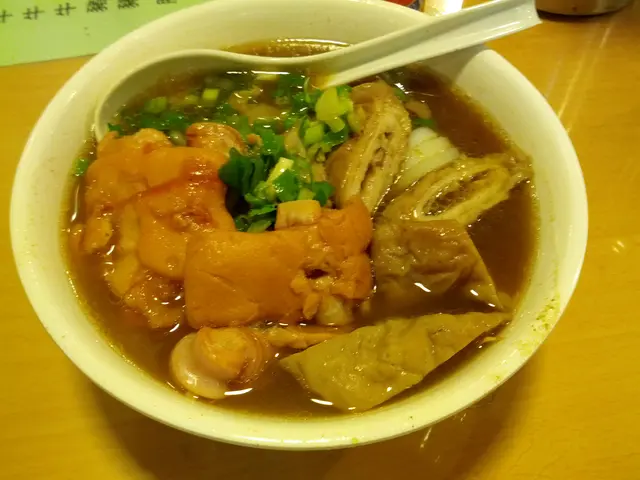 豬手入味夠軟身，河粉索了湯汁頗美味！