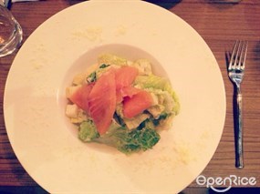 smoked salmon caesar salad - 旺角的Ocio