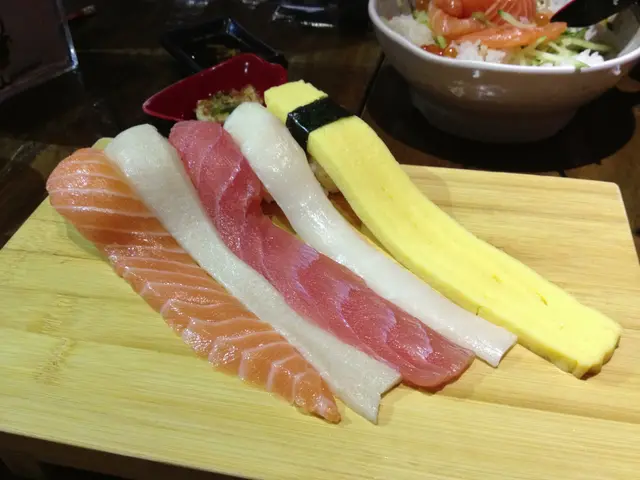 只有玉子形狀比較完整,其他厚薄不一, 有件切到差不多斷開,還有"纖腰", 午市的師傅真的要再練習一下