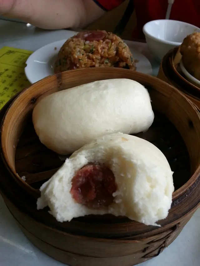 麵包好香軟,更有帶鹹香的臘腸,而Size 都好大件