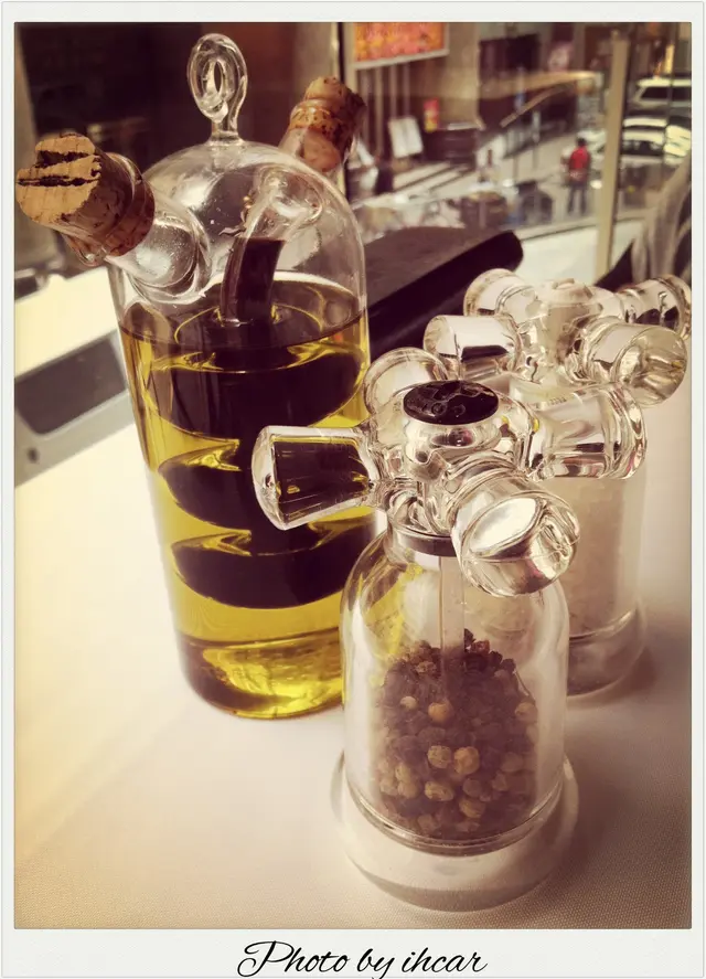 意大利黑醋和橄欖油