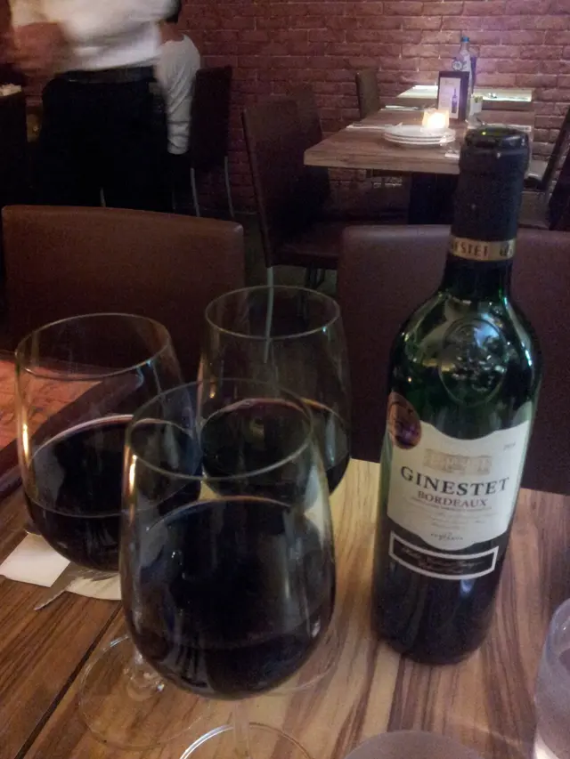 每一支紅酒的開瓶費是-$150.