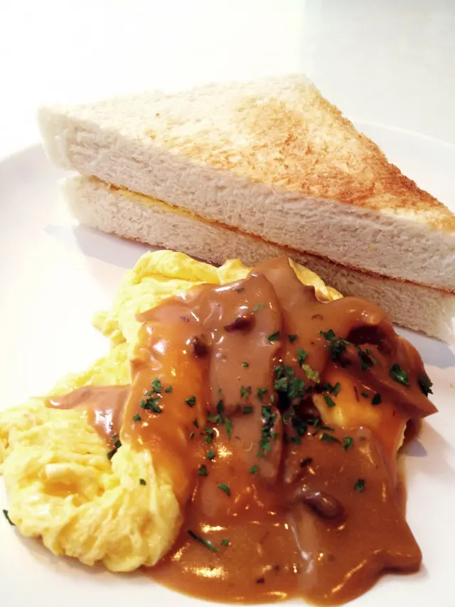 蘑姑炒蛋配厚多士