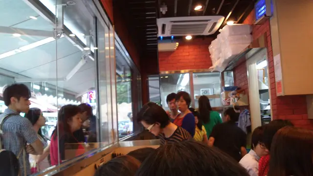 安排坐在靠窗的一角，人要攝進去