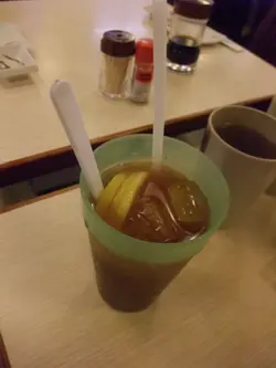 柠茶内的冰寥寥无几。