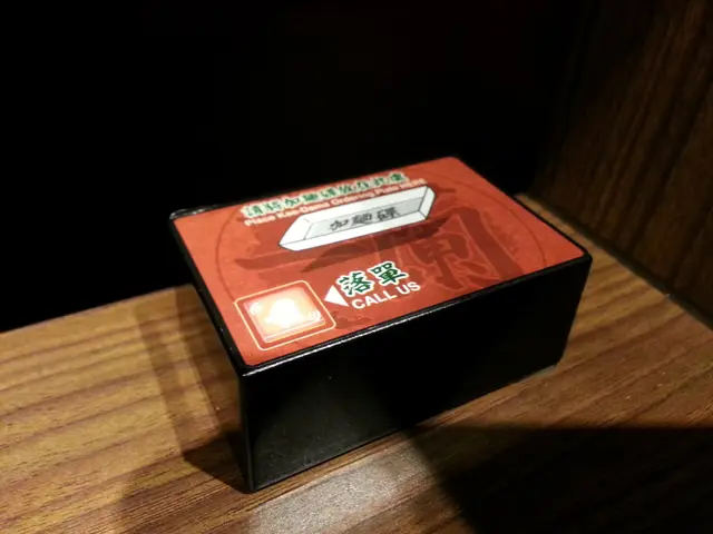 選擇好食物後按一下桌子前方的按鈕,店員就會收去落單紙,為你炮製一碗香噴噴的拉麵