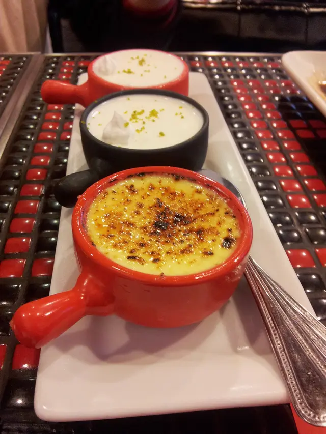 因為第一次嘗的太好味, 又encore 了一碟。試過這麼多款後, 結論是榴槤>焦糖雞蛋>芒果>朱古力, 討厭榴槤味的朋友排序可能不一樣XD 但也十分推薦你們試一試這款味道, 可能會對榴槤改觀@@ 因為真的很滑溜, 又有絲絲榴槤肉。芒果味就很普通, 朱古力味是令人失望, 無論是色澤,味道也不像朱古力。