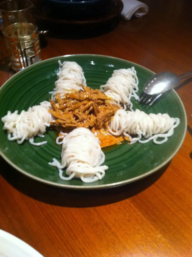 這個面是要撈混食的  面條十分彈性  配醬吃很清新 不會很油很滯