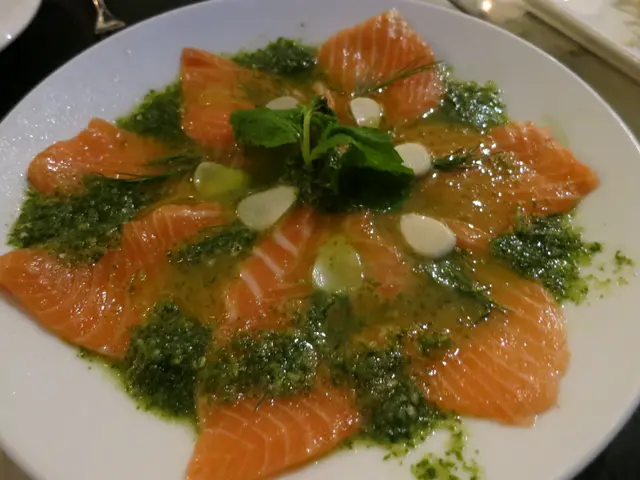 薄切三文魚配泰式辣汁