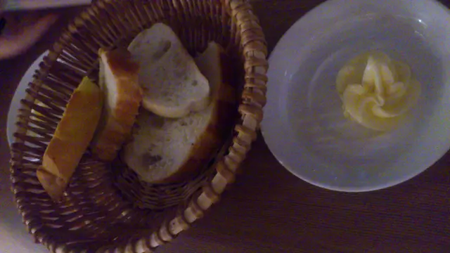 麵包&牛油, 如果唔夠可以叫WAITER加比你架~~~~