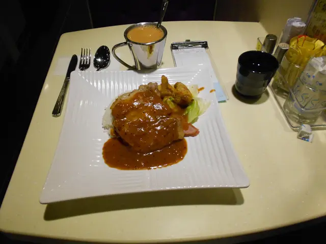 黑椒豬扒煙鴨胸肉飯，熱奶茶