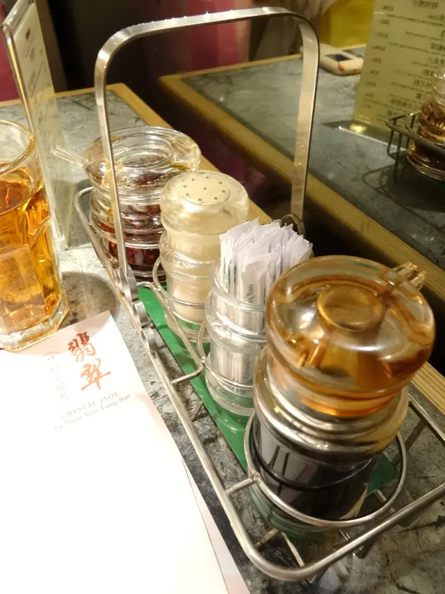 桌子上調味料齊備！