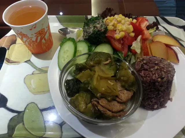 苦瓜素牛肉十榖飯配沙律和例湯