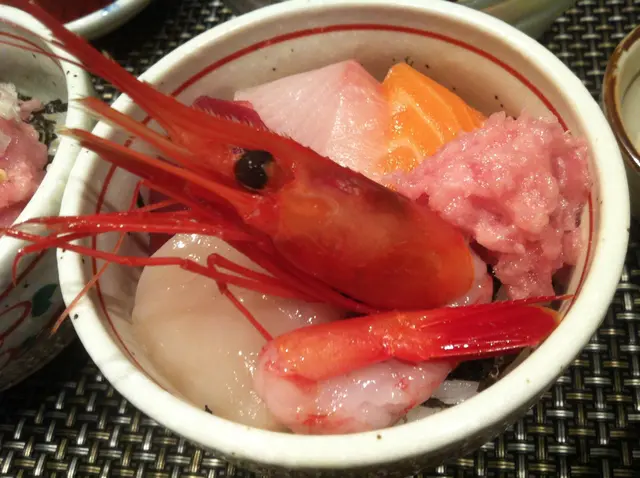 蝦還在動的 - 鮮度爆燈! 帶子, Hamachi,三文亦好。壽司飯醋味調得適中。