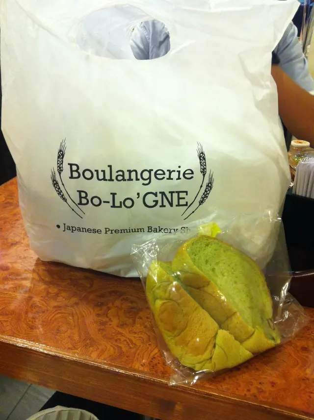 綠茶味稍淡，包中的豆沒什麼味道，跟平常甜甜的紅豆不一樣，我忘了介紹牌上是寫什麼豆了