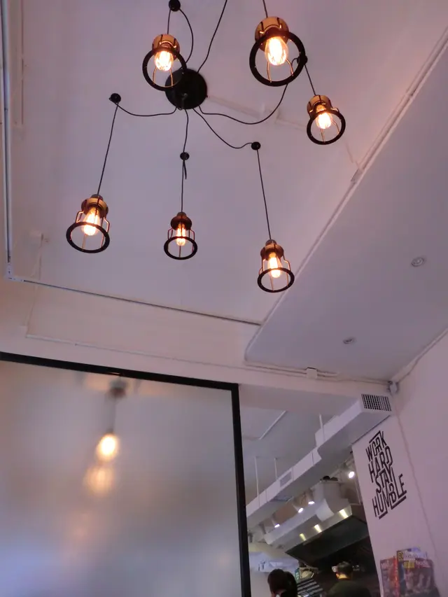 環境簡潔，以黑白色與木色作主調顏色