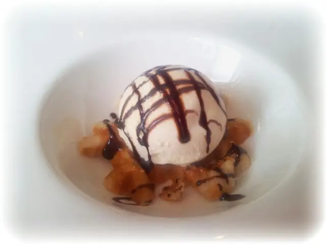 Waffles with Vanilla Ice Cream 窩夫雲拿呢雪糕