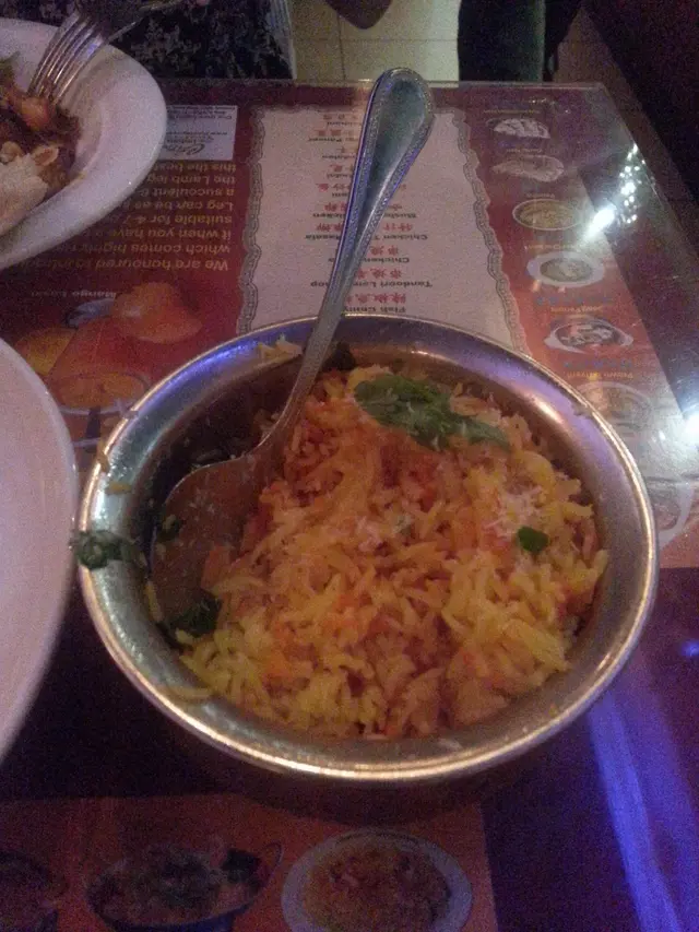 印度飯的形狀呈幼身又長,而且較乾身,用來蘸上curry 便是一流