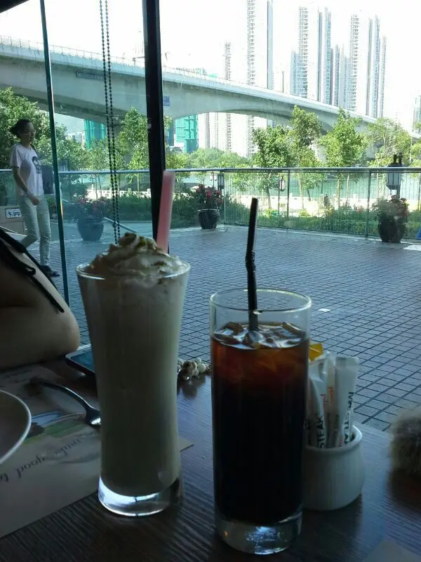 咖啡和另一杯忘了名字的特飲