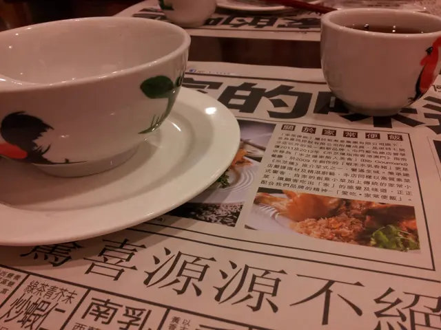 家庭式節儉大法—報紙充當桌布。