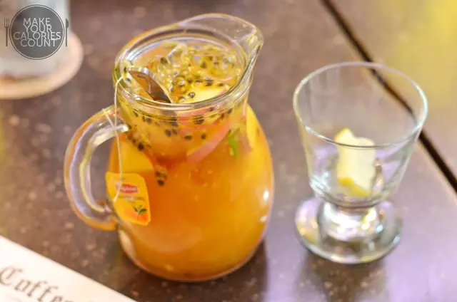 '以現切台灣新鮮水果與每日熬煮台灣古法鳳梨糖搭配製作'