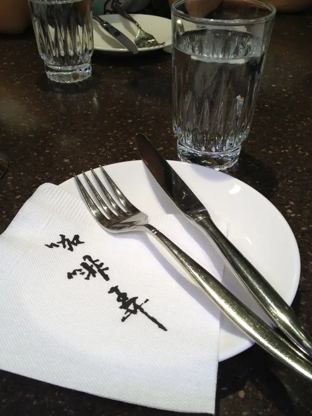 簡約的餐具及紙巾