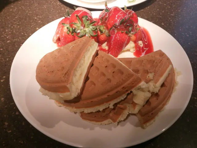 呢款一定係指定食物,鬆餅配吉士醬同士多啤梨雪糕