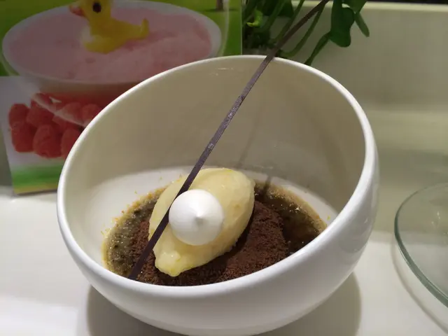 黑芝麻法式焦糖燉蛋上面灑上朱古力餅碎再配上韓國柚子雪芭