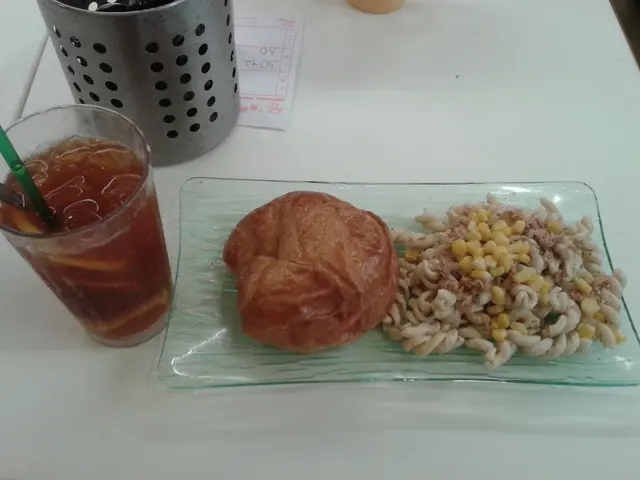 火腿牛角包+吞拿魚沙律螺絲粉+凍擰茶(少甜少冰)