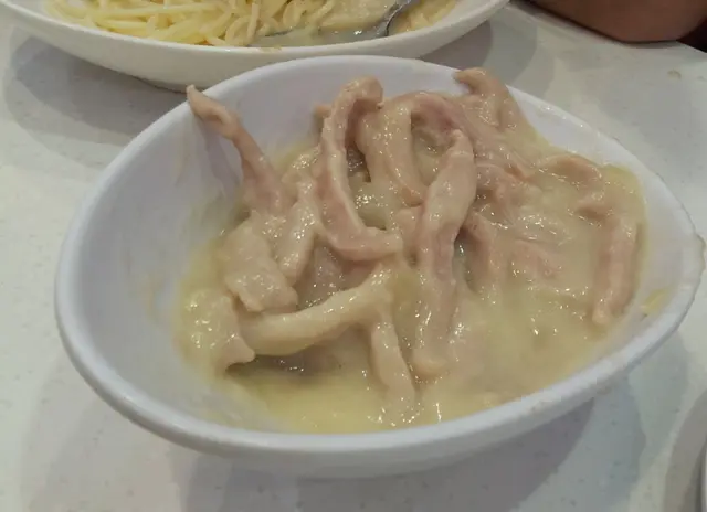 豬頸肉切成粗條狀,不會碎濕濕,有口感。白汁不會過稀,卻不糊口,伴意粉一流,yummy)。