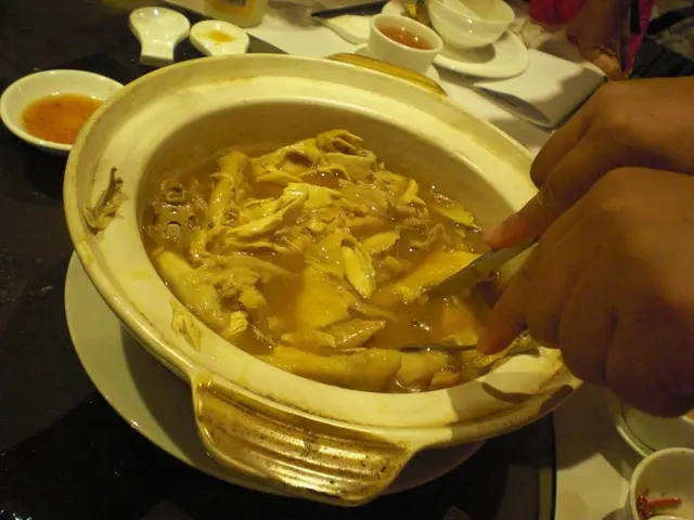 豆醬龍崗雞煲 - 食友熟練嘅拆肉功夫。