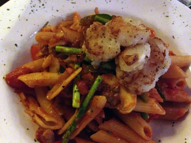 露筍紅汁長通粉配帶子'刺身'