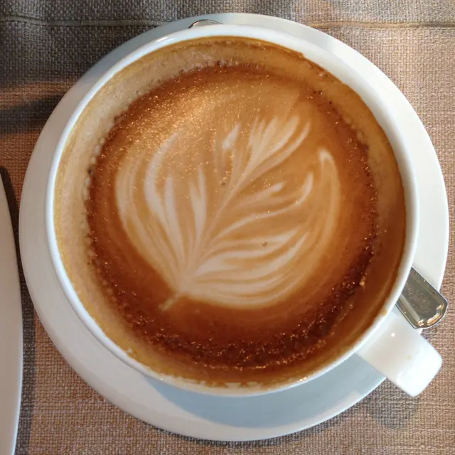 Caffe Latte,奶泡打得均勻細緻,拉花也漂亮:D