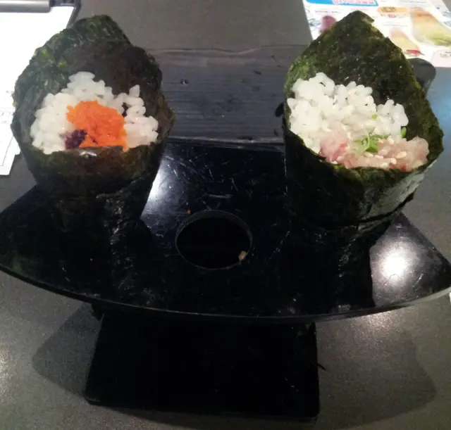 左: 多春魚子 (一般); 右: 吞拿魚蓉 (味有少少怪)。