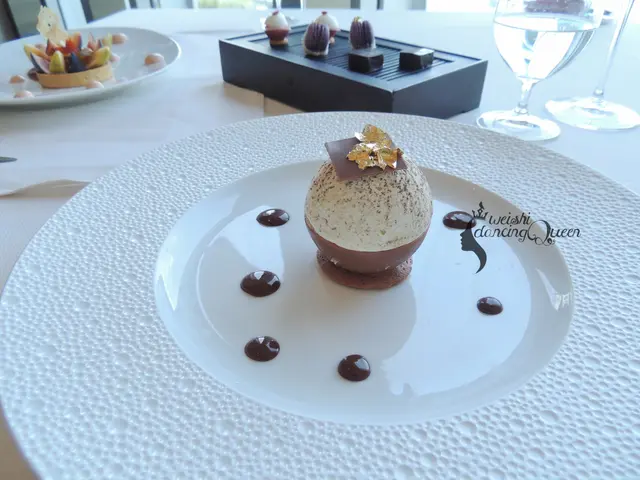 蛋白脆糖餅伴咖啡芝士忌廉與白咖啡雪糕