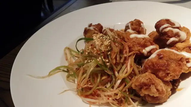 炸雞外脆内滑，配合大蔥沙律一齊食特別香