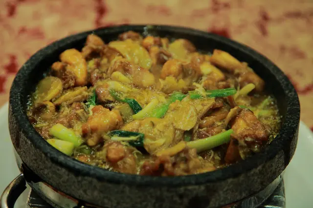 薑爆蟹粉砂鍋雞