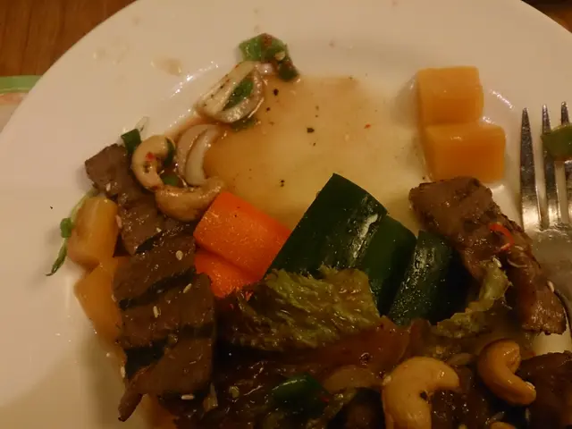 個沙律上層有勁多牛扒, 睇落唔似沙律, 食耐左就見到下面另有一面天~