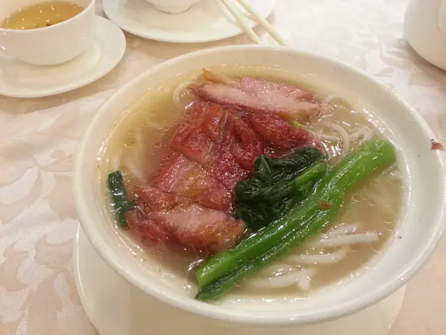 尼度嘅义燒靚過佐敦果間, 仲要大舊啲又冇咁肥, 而啲米線好滑溜, 如果啲湯冇咁油就仲正!