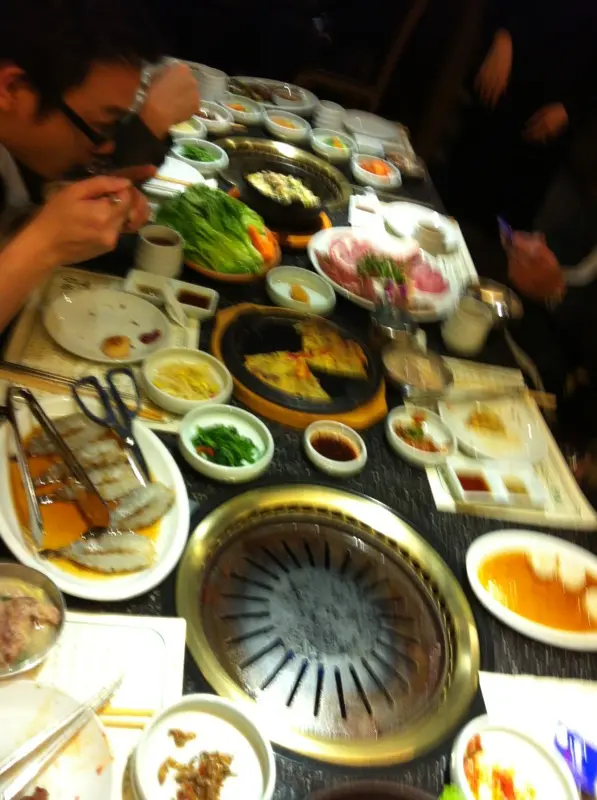 滿枱食物，根本唔夠位放，我地快快清一碟，又快快來一碟~~