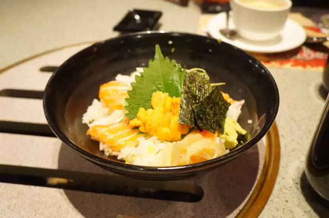 三文魚海膽魚生飯