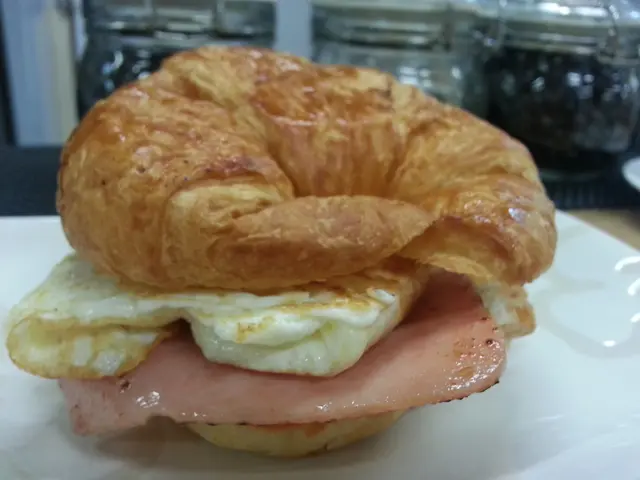 用日本雞蛋造的 ham and egg croissant