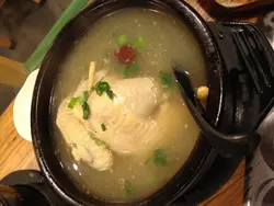 虽然真系吾够系韩国食到咁正，但个汤都几有参味，如果鸡肉再淋d 就更好啦!