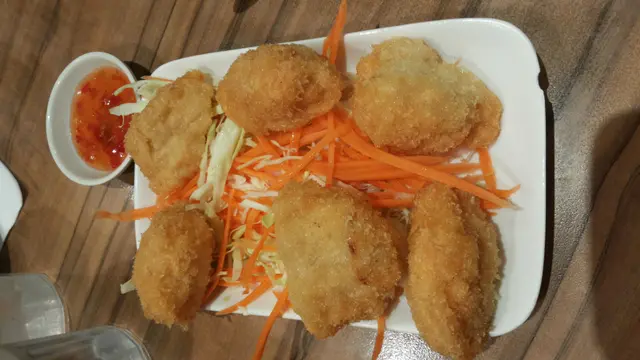 三塊分成六件,伴菜過多,妹仔大過主人婆