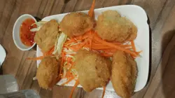 三塊分成六件,伴菜過多,妹仔大過主人婆