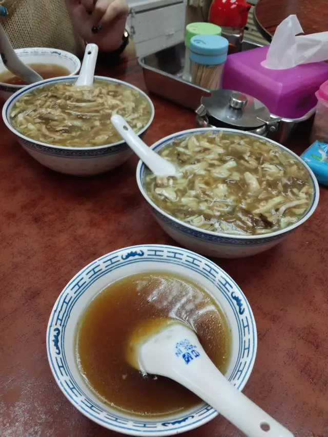 蛇湯是奉送的，喝下去味道不錯，帶有點點甘味。