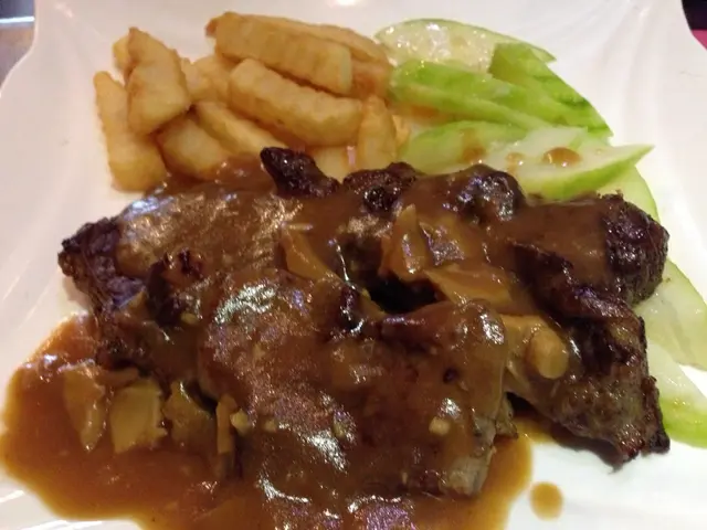 午餐-肉眼牛排配香蒜白菌燒汁