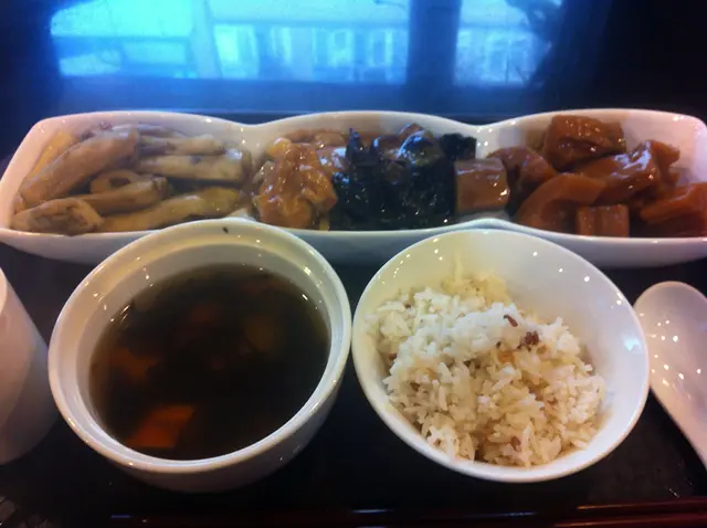 三餸飯連湯及紅米飯